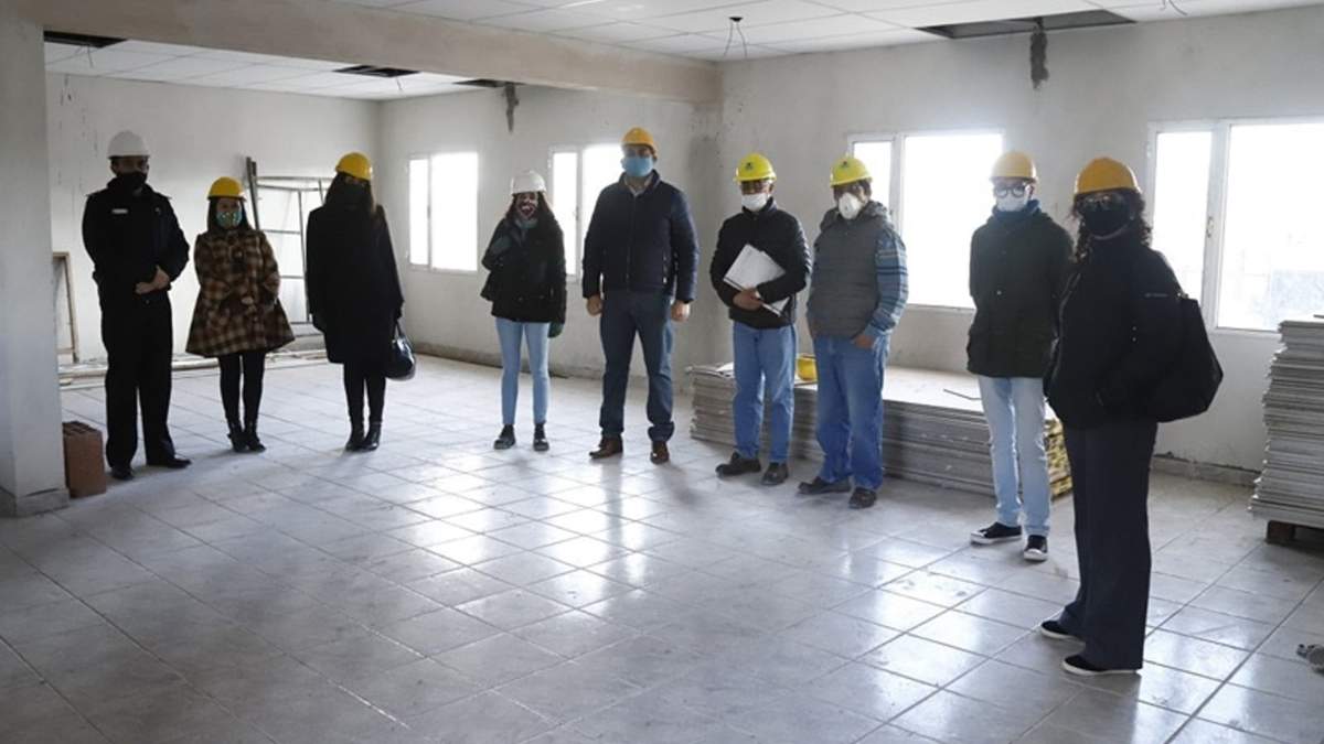 Funcionarios de la Municipalidad de Zapala visitando y recorriendo la importante obra. Fuente: (Twitter).