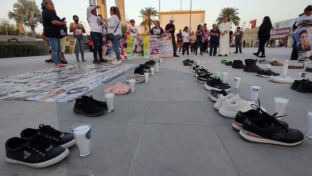 Zapatos y velas fueron colacados en la plaza principal de Reynosa para recordar a los desaparecidos