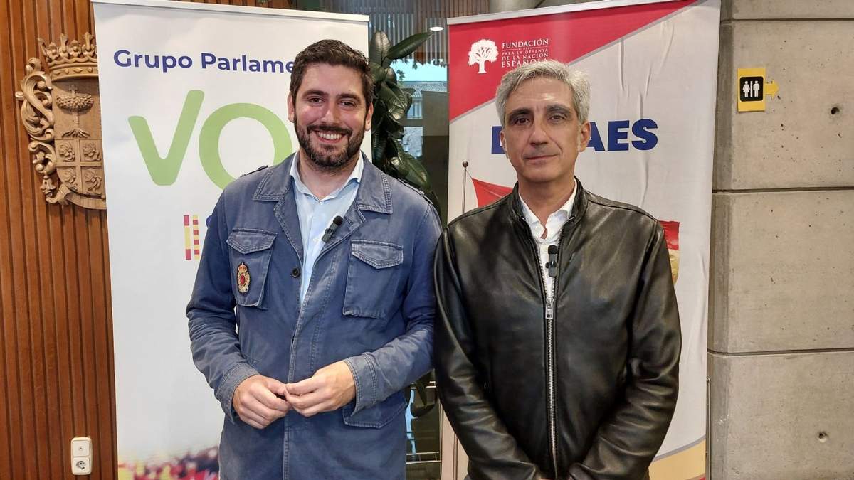 El portavoz de VOX en las Cortes de Aragón, Alejandro Nolasco, y el director de la Fundación Dnaes, Iván Vélez