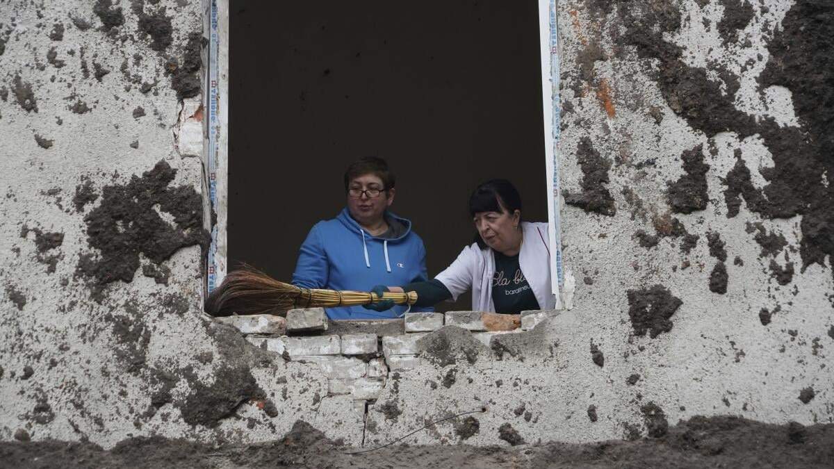 Enfermeras limpian una habitación tras un ataque ruso contra el hospital de salud mental número 3 en Járkiv, Ucrania