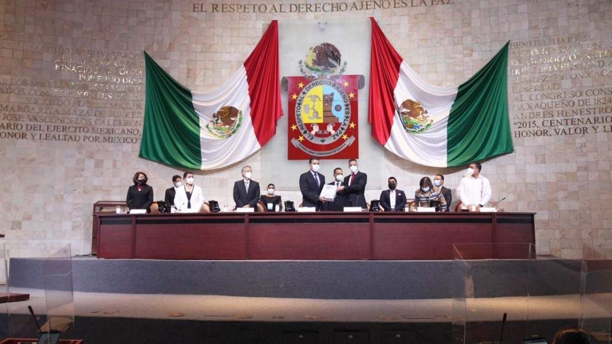 El gobernador de Oaxaca entregó su informe al Congreso local