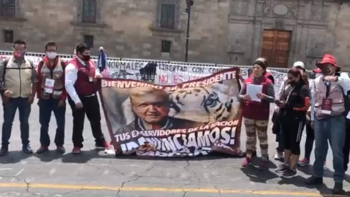 Servidores de la Nación durante su protesta frente a Palacio Nacional