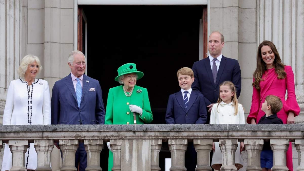 La reina Isabel II junto a su familia en el balcón del Palacio de Buckingham