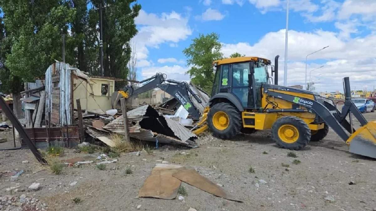 En pocos minutos, una máquina retroexcavadora demolió la vivienda de madera considerada un aguantadero en Zapala. Fuente (Neuquén Informa)