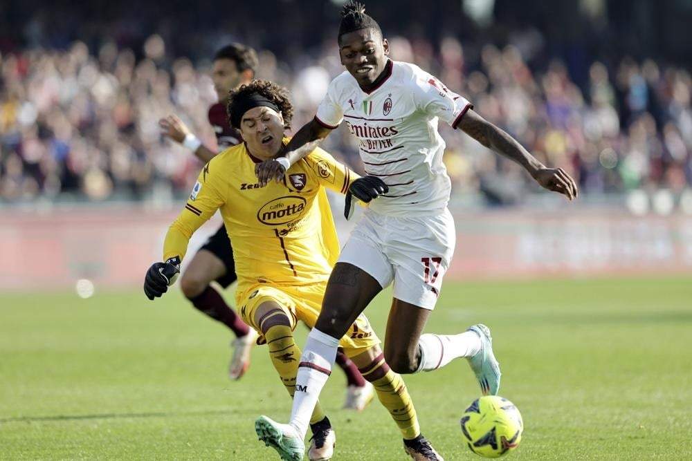 El arquero mexicano Guillermo Ochoa, del Salernitana, forcejea con el portugués Rafael Leão, del Milan, durante el partido de la Serie A disputado el 4 de enero de 2023