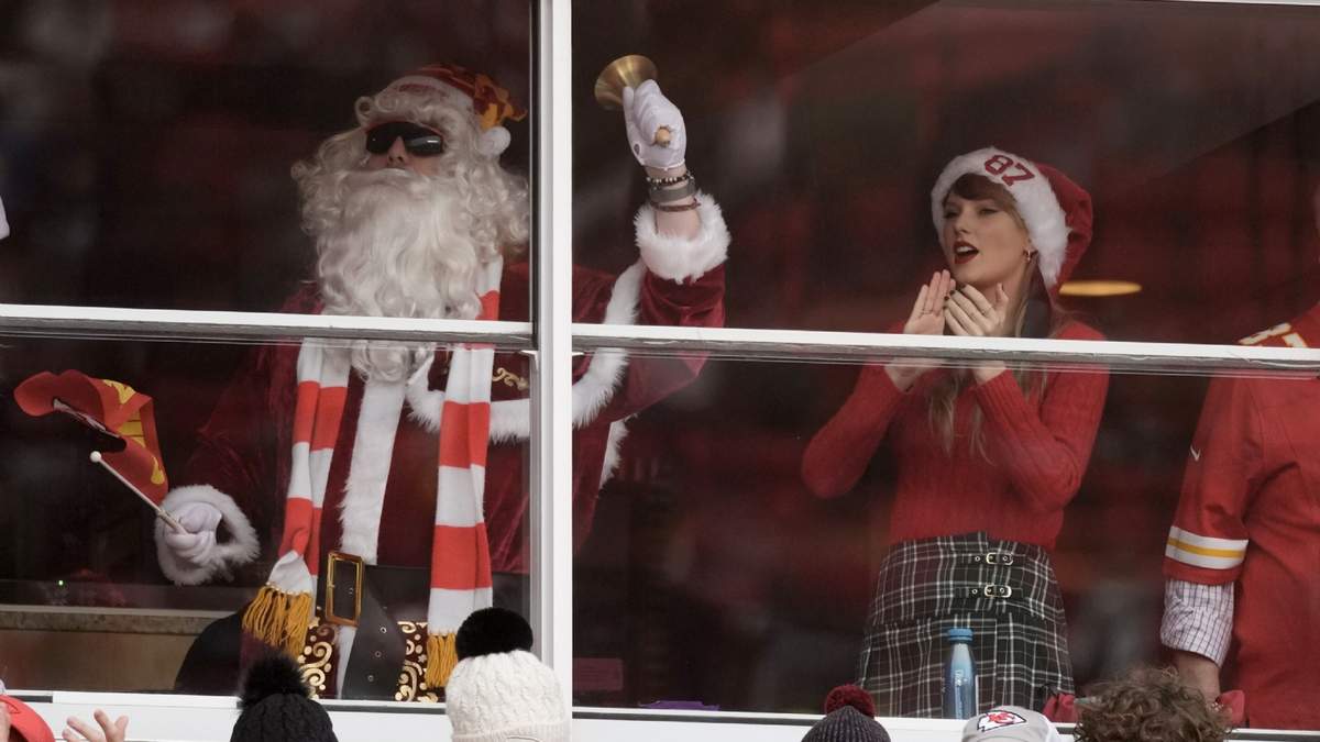 Taylor Swift en un palco antes del inicio del partido