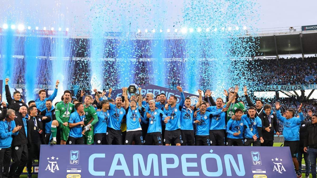Jugadores del Belgrano sostienen el trofeo y celebran el triunfo ante River Plate en la final del torneo argentino