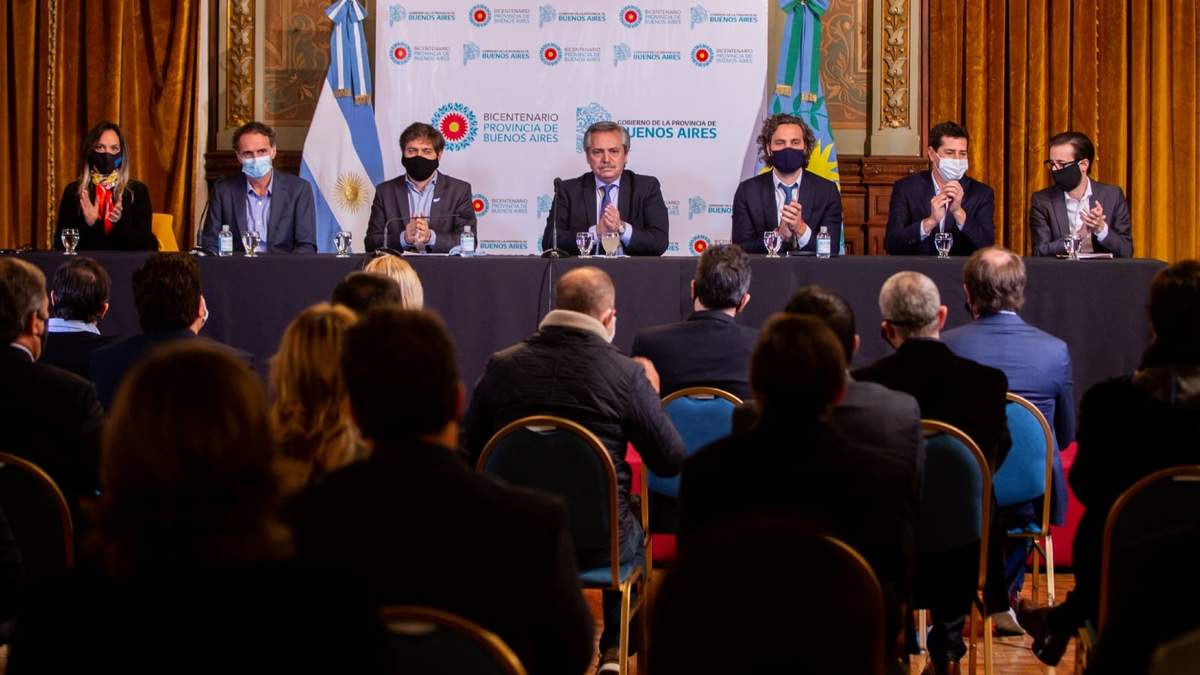 Alberto Fernández, Santiago Cafiero y el gobernador Axel Kicillof junto a funcionarios bonaerenses. Fuente: (Twitter)
