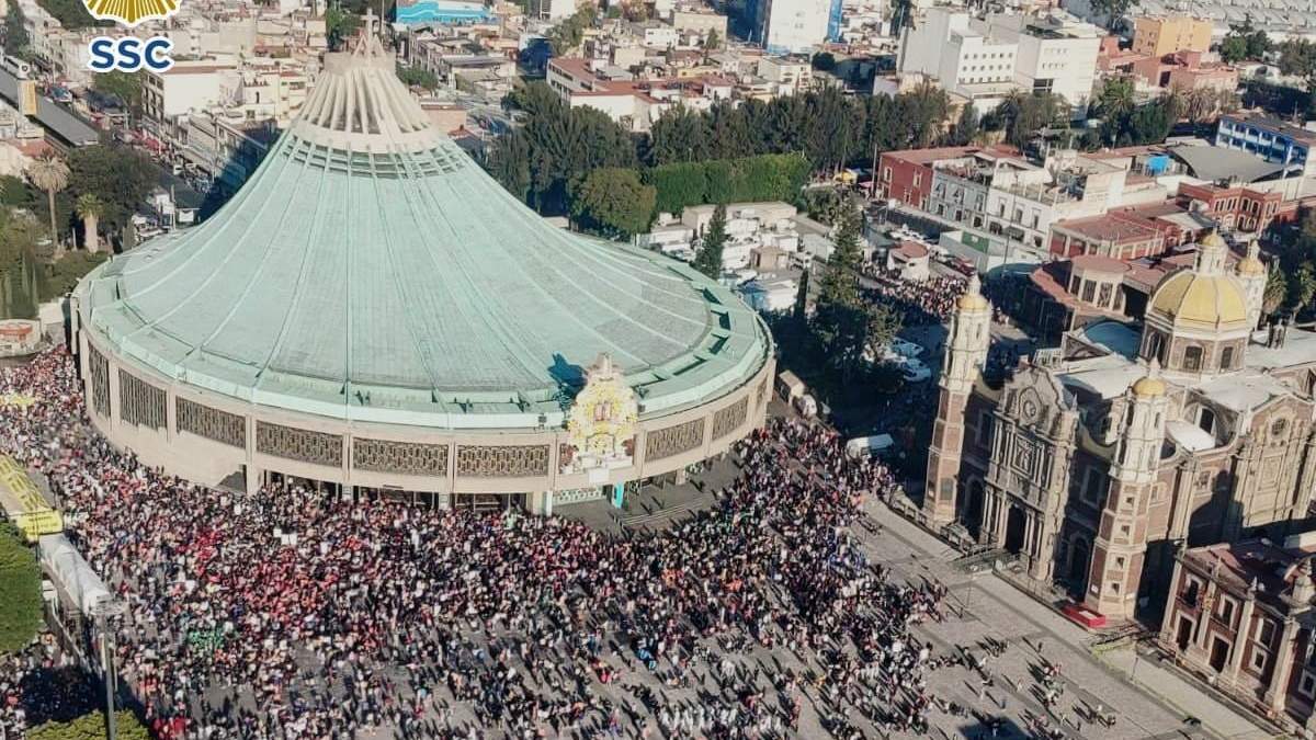 Los Cóndores realizaron un sobrevuelo por la capital del país para revisar daño alguno. En la imagen la Basílica de Guadalupe