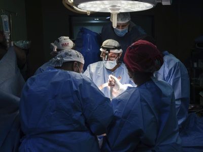 Doctores de visita en hospital de Gaza, conmocionados por los efectos de la guerra en los niños