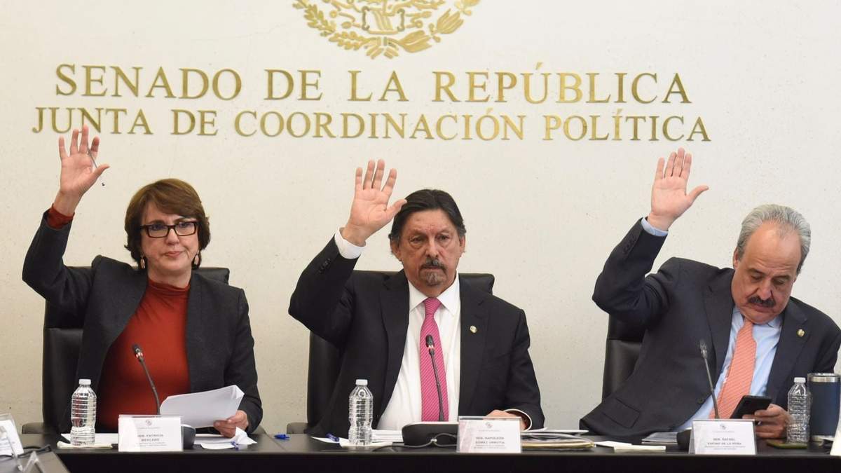 Napoleón Gómez Urrutia (centro), en la votación de la Comisión de Trabajo