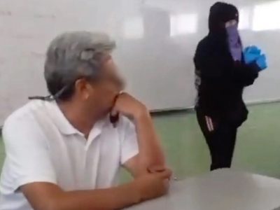 Encapuchadas golpean a maestro de la Voca 8 por presunto acoso sexual en el IPN