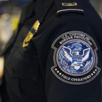 Abandonan en río fronterizo entre México y EU a una niña de dos años y un bebé de tres meses