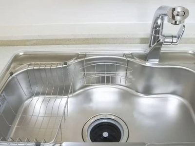 Trucos caseros para limpiar la bacha de la cocina y dejarla impecable