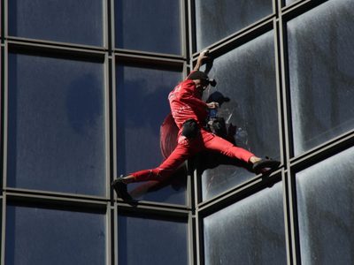 El Spiderman francés escaló un rascacielos para celebrar su cumpleaños de 60