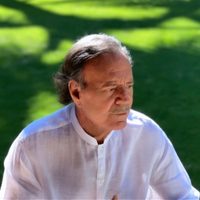 Julio Iglesias niega acusaciones de abuso sexual; “me causan una gran tristeza”