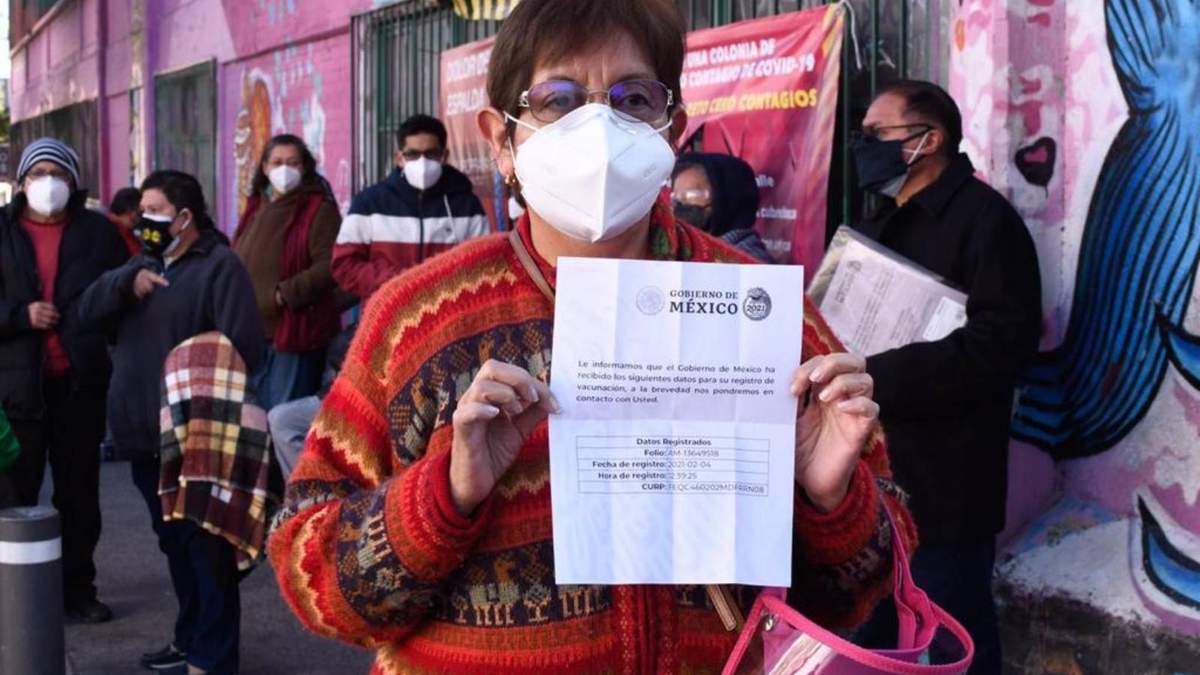 Algunos adultos mayores llegaron a los sitios de vacunación a las 6:00 horas