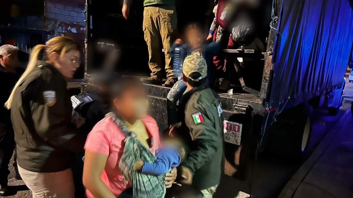 Los migrantes localizados en el tráiler