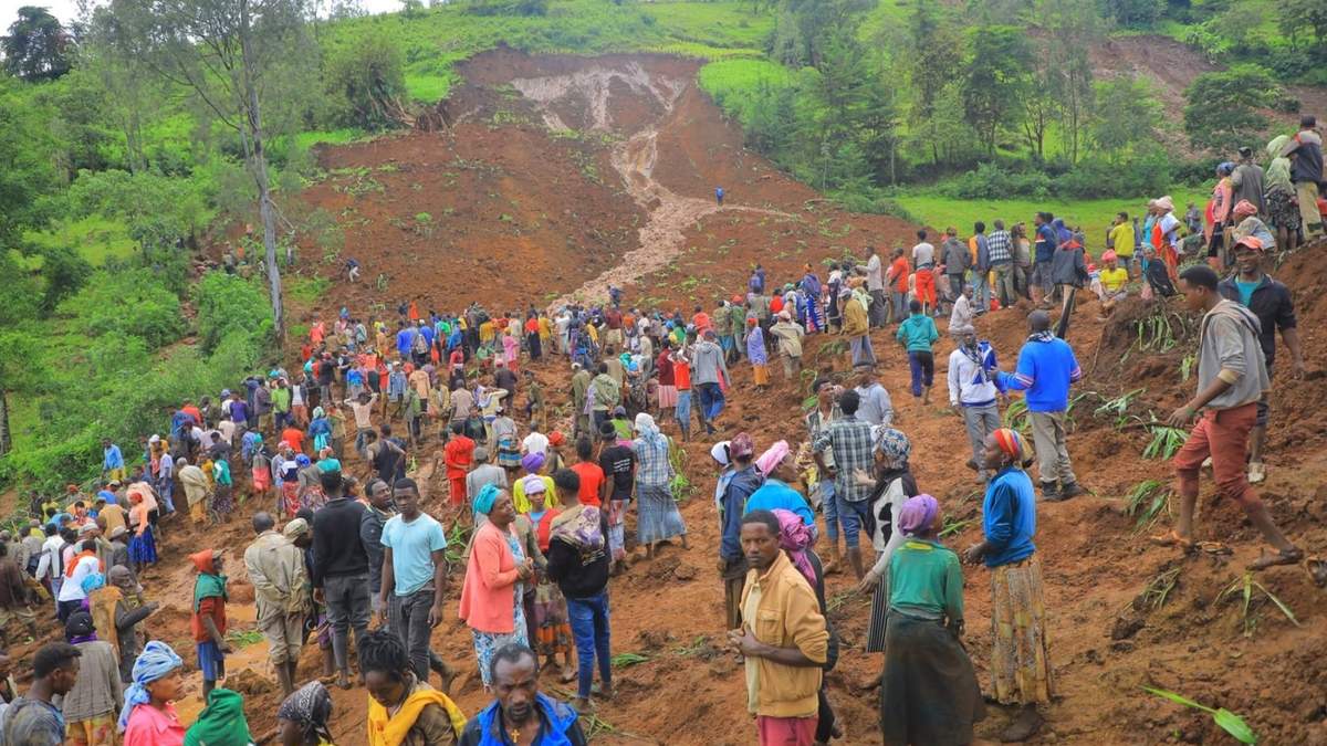 Cientos de personas se reúnen en el lugar de un alud de lodo en el distrito de Kencho Shacha Gozdi, en el sur de Etiopía, el 22 de julio de 2024