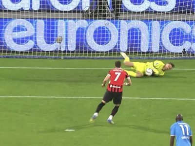 Napoli derrotó 2-1 al Milan; Santiago Gimenez falló un penalti (Video)