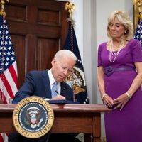 Biden promulga la primera ley sobre control de armas en décadas
