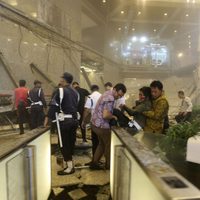Colapsa un piso del edificio de la Bolsa de Indonesia; hay más de 70 heridos (Video)
