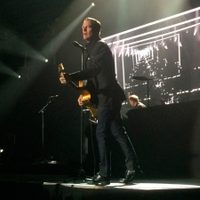 Bryan Adams hace vibrar a sus fans mexicanos en el "domo de cobre"