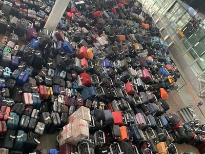 Miles de maletas acumuladas desatan caos en el aeropuerto Heathrow de Londres