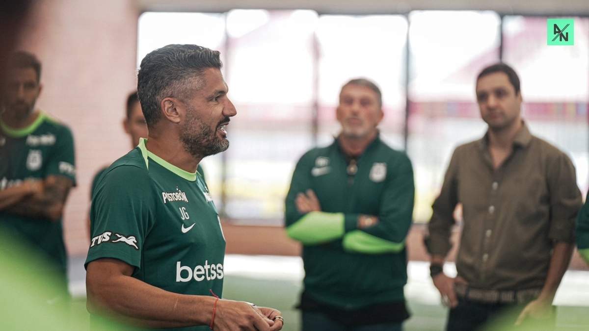Javier Gandolfi con el personal del club