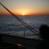 Naufraga embarcación de migrantes frente a las costas de Libia; hay un centenar de desaparecidos (Video)