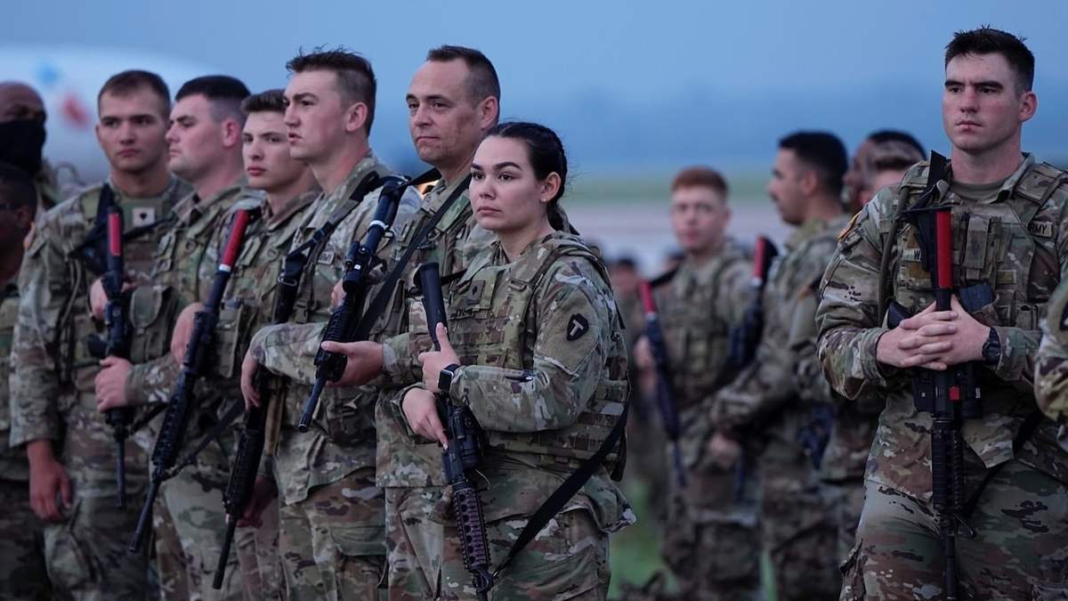 Integrantes de la guardia nacional en Texas, que serán desplegados en la frontera