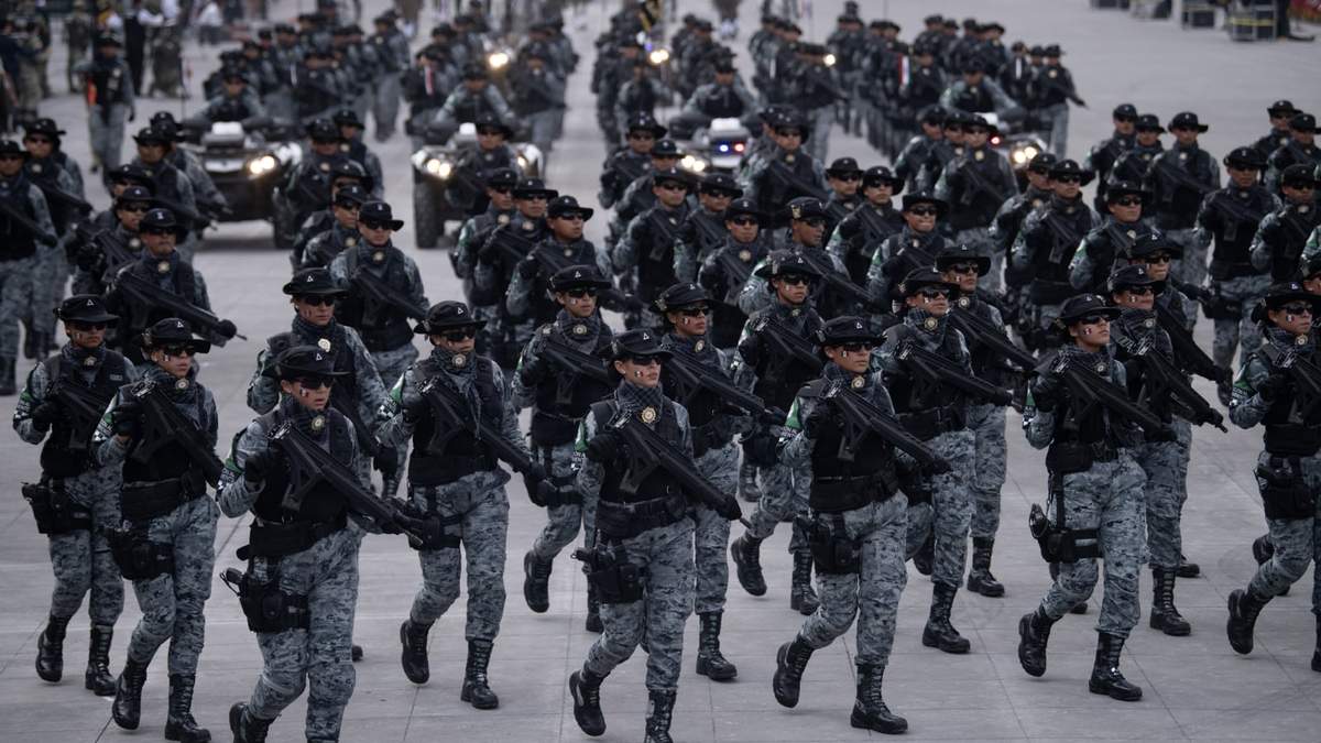 Elementos de la Guardia Nacional en desfile militar