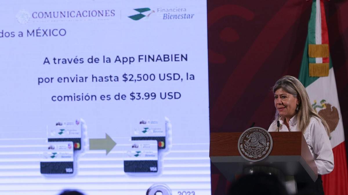 María del Rocío Mejía Flores, directora de Financiera para el Bienestar, presenta tarjetas para remesas