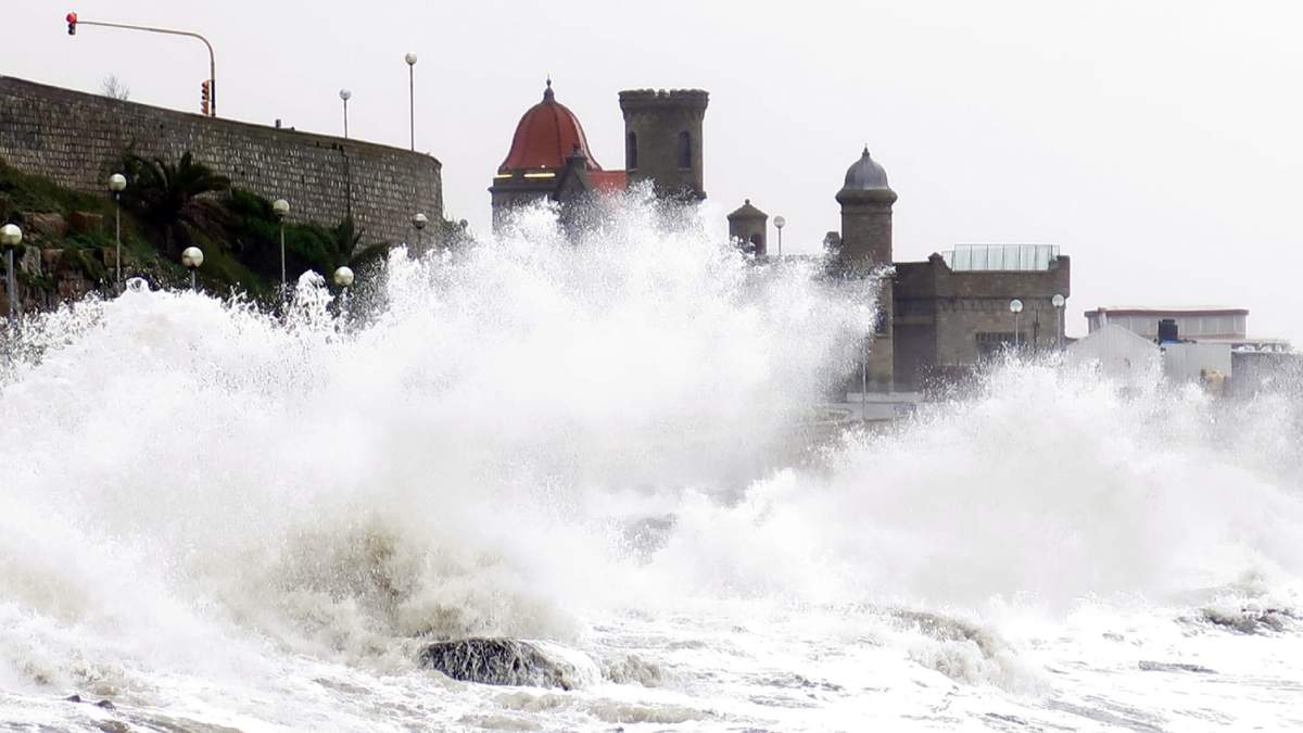 La Costa Atlántica está bajo alerta por fuerte oleaje. Fuente: (Twitter)