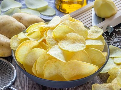 Papas Lay’s caseras sin horno: no gastés una fortuna en las del paquete y hacete esta receta en pocos minutos