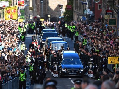 El cortejo fúnebre de Isabel II sale de Holyrood en presencia de Carlos III
