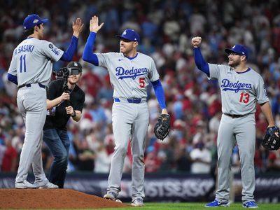 Snell brilla y el bullpen de Dodgers frena remontada de Filis para ganar 4-3 en el segundo juego