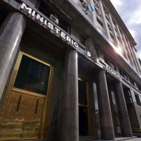 Gobierno emite deuda por más de $32 billones y US$ 3.500 millones