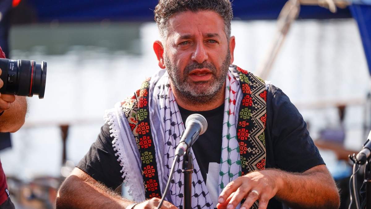 El coordinador de la Global Sumud Flotilla, Saif Abukeshek (ahora bajo custodia israelí), durante una rueda de prensa antes de la despedida a la Global Sunat Flotilla en el Puerto de Barcelona, a 31 de agosto de 2025, en Barcelona, Catalunya