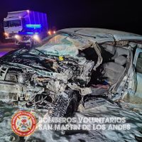 Fuerte choque en ruta 40 entre una camioneta y un auto, uno de los conductores está grave