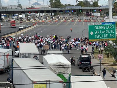 Maestros paralizan la movilidad en Edomex con bloqueos en carreteras y avenidas principales