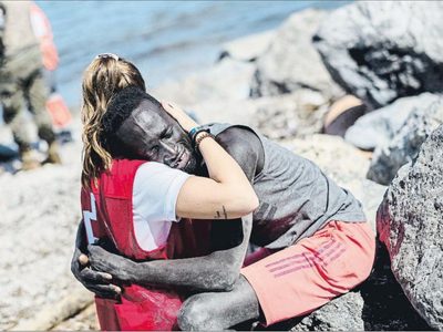 Española abraza y ofrece agua a migrante en Ceuta; en redes la felicitan... y acosan