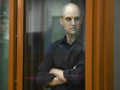 Rusia sentencia a reportero de EU por espionaje tras juicio visto como políticamente motivado