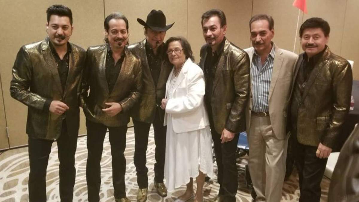 Los Tigres del Norte con su madre, Consuelo Angulo