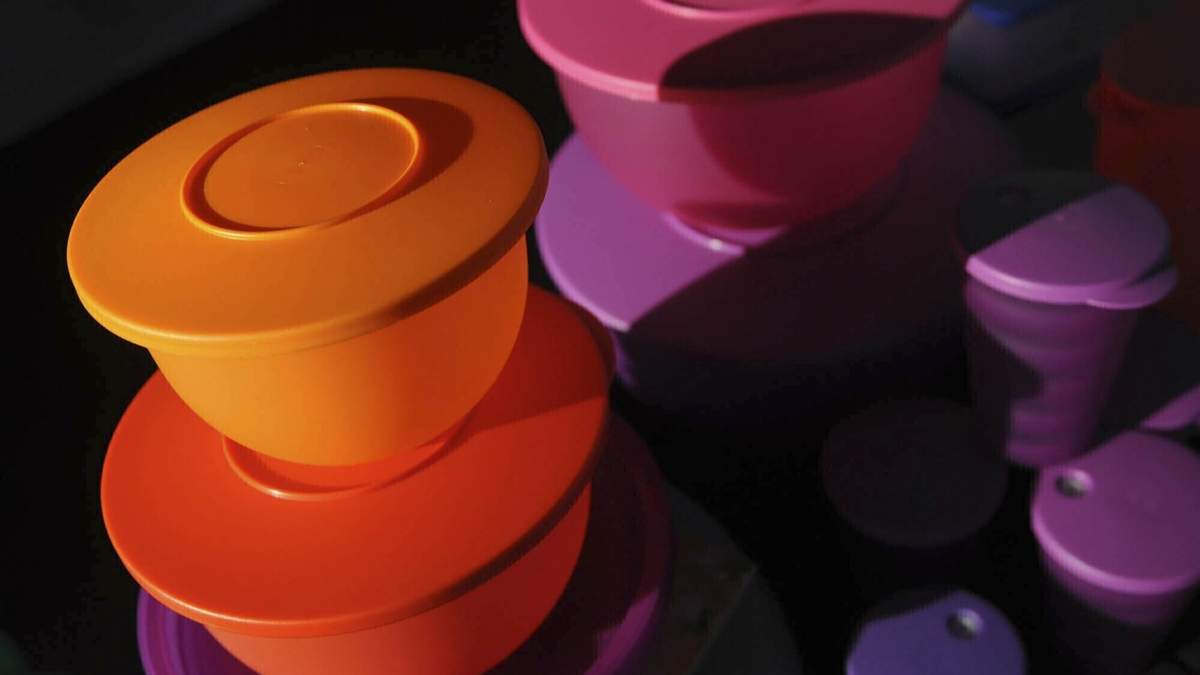 En esta imagen de archivo, una nuestra de coloridos envases de la marca Tupperware, vistos en Bellflower, California