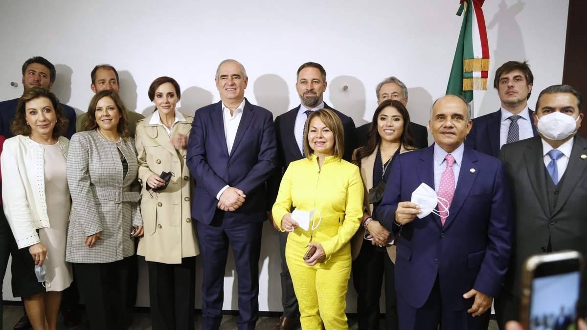 Senadores del PAN con Santiago Abascal, presidente de Vox