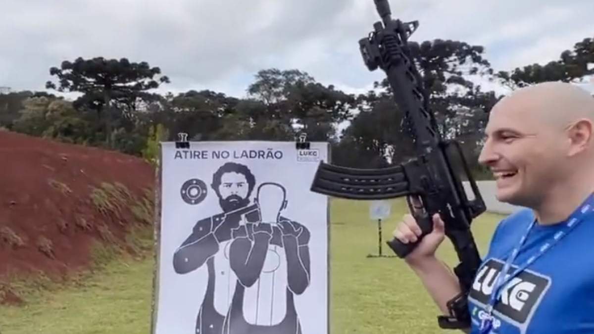 El empresario Luiz Henrique Crestani usa una imagen de Lula para practicar tiro al blanco