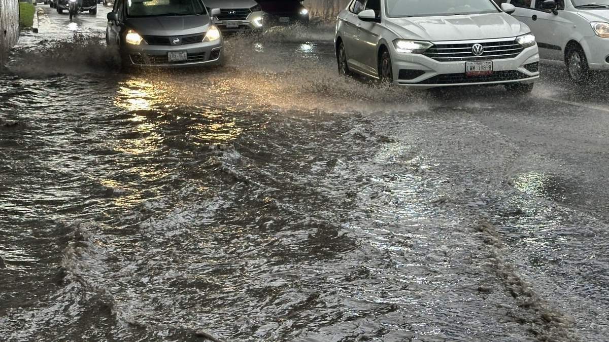 Encharcamiento en el Viaducto de la CDMX la tarde del lunes