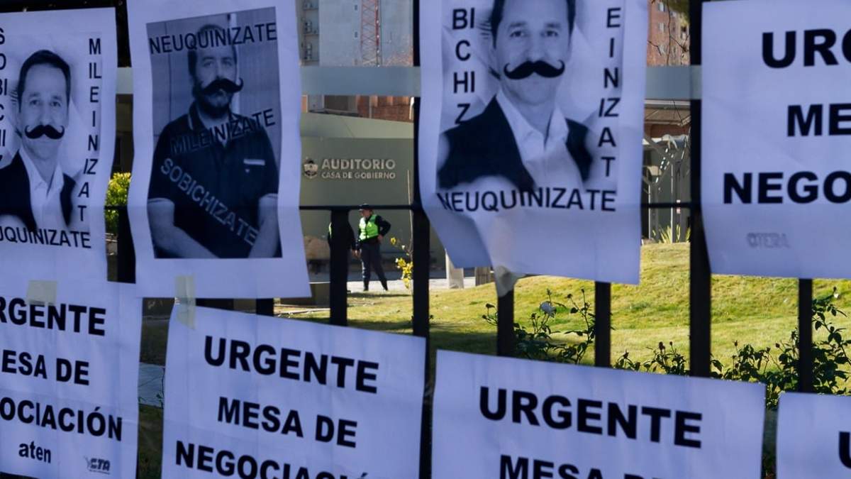 El reclamo de ATEN contra las autoridades provinciales y diputados oficialistas. Fuente: (Emiliano Ortiz)
