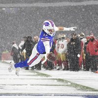 Josh Allen anota por aire, tierra y recibiendo para que Bills aplastaran 35-10 a 49ers